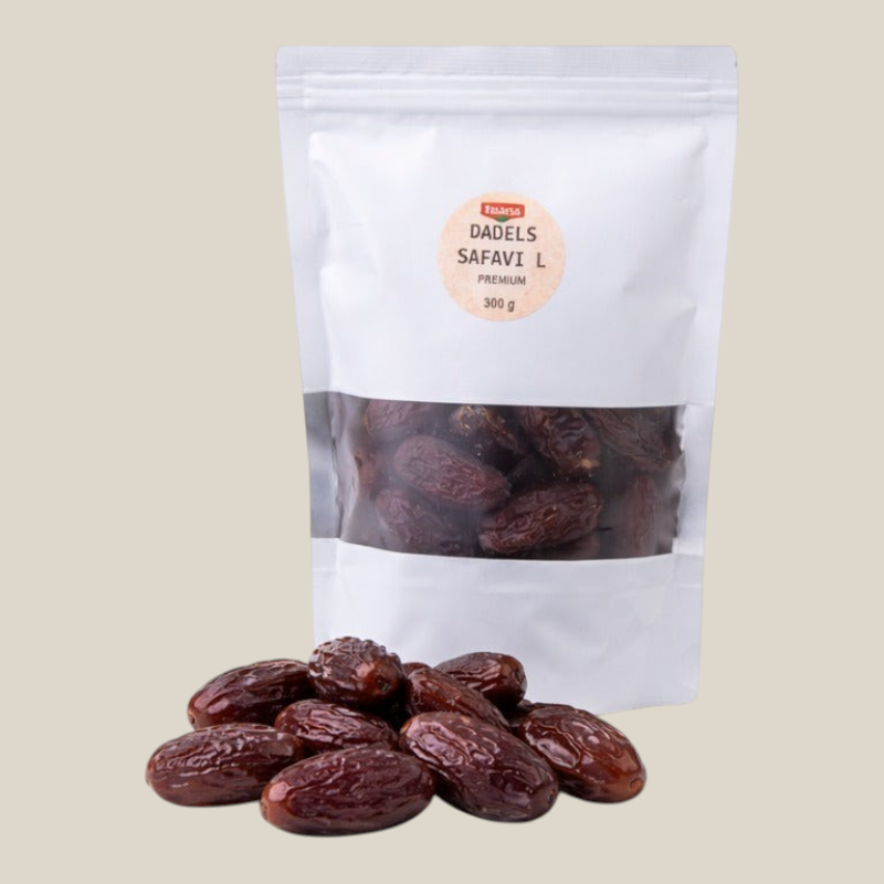 TuanaShop BV Safavi dadels in een witte verpakking van 300 gram met losse donkerbruine dadels op de voorgrond.