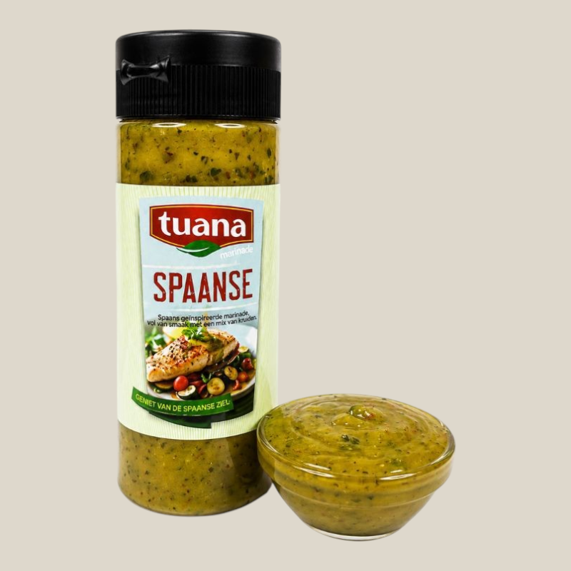 TuanaShop BV Spaanse marinade in een fles met een schaaltje kruidige rode vleesmarinade op een witte achtergrond
