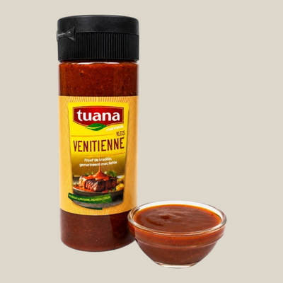 TuanaShop BV Venitienne marinade in een fles van 250g met een schaaltje rode kruidenmarinade ernaast