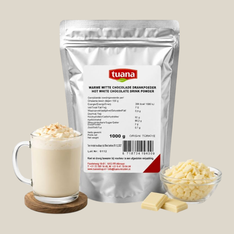 TuanaShop BV witte chocolade drinkpoeder in 1kg verpakking met een mok warme chocolademelk en witte chocoladestukjes