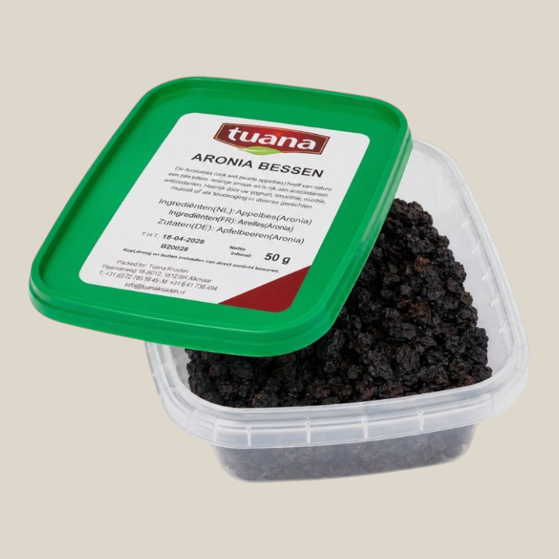 TuanaShop BV gedroogde aronia bessen in een transparante kunststof bak met een groen deksel.