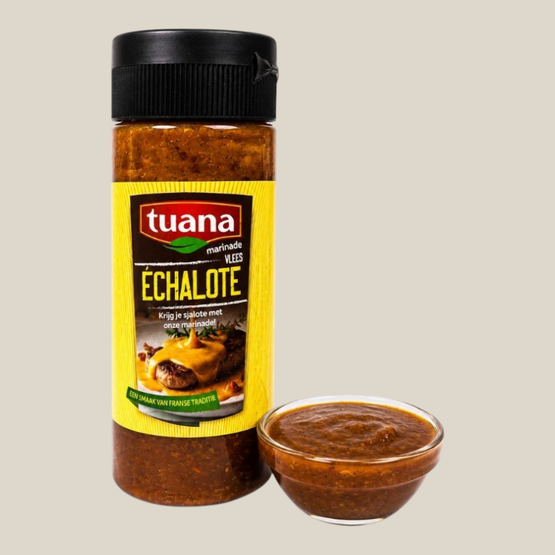 TuanaShop BV Echalote Marinade in een fles met een klein schaaltje gevuld met de kruidige sjalottenmarinade