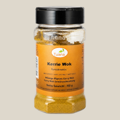 TuanaShop BV Kerrie Wok kruidenmix in een transparante strooibus van 150 gram met een oranje etiket.