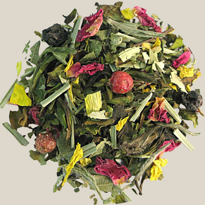 TuanaShop BV Kir Royal thee blend met witte en groene thee, zwarte bessen, rozenblaadjes en citroengras.