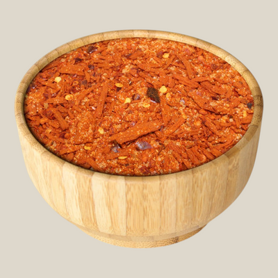 TuanaShop BV Patatas Bravas kruidenmix in een houten kom met paprika, chili en knoflook voor Spaanse aardappelgerechten