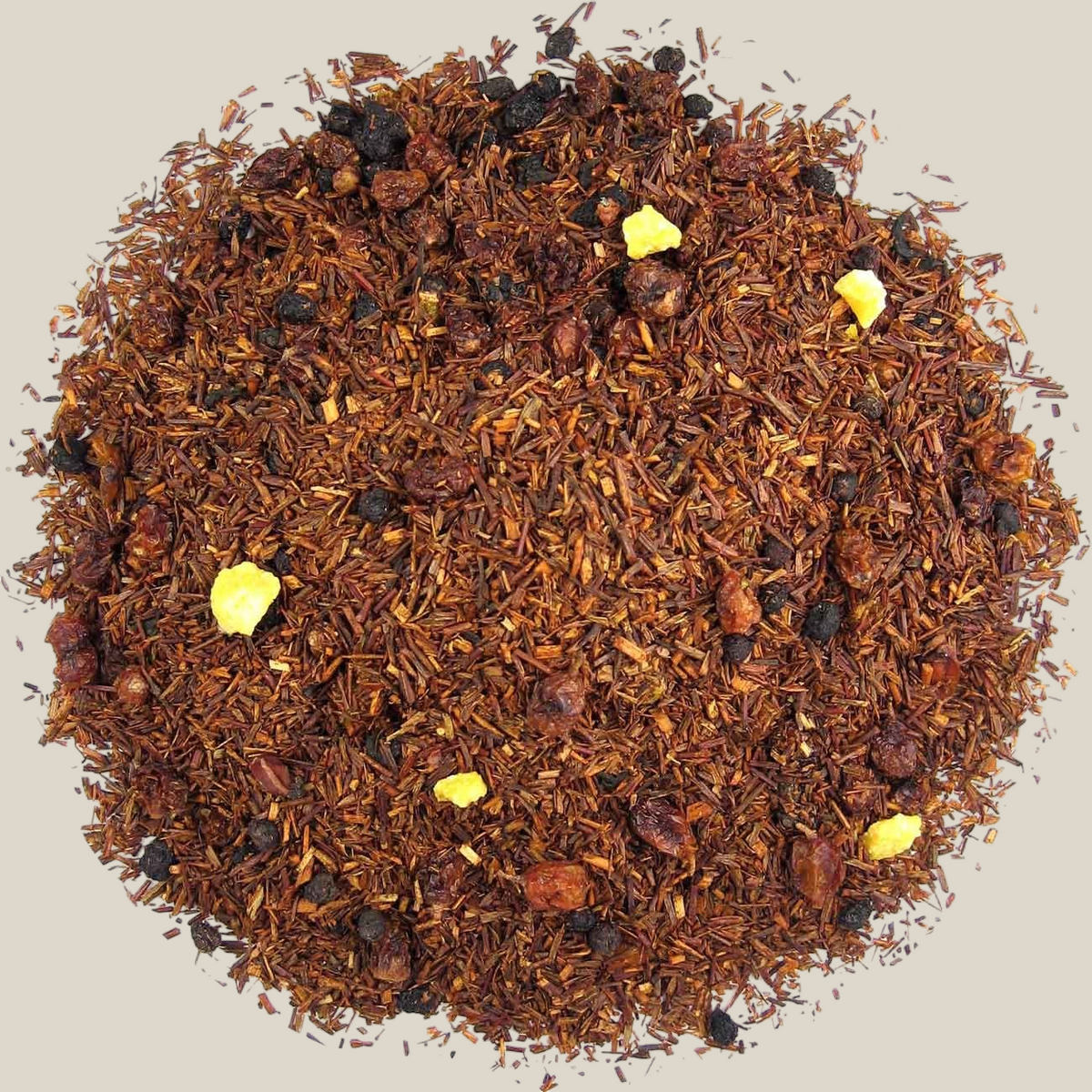 TuanaShop BV Duindoorn Sinas thee met rooibos, sinaasappelschil, duindoornbessen en vlierbessen in een hoopje.