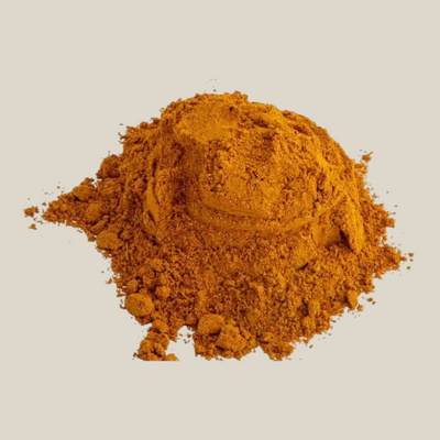 TuanaShop BV Bami Kruidenmix in een hoopje, een fijne oranje-bruine specerijenmix voor authentieke Aziatische gerechten.