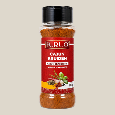 TuanaShop BV Furuo Cajun kruiden in een transparante strooibus met rood etiket en zwarte dop