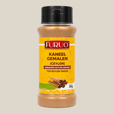 TuanaShop BV Furuo gemalen Ceylon kaneel in een doorzichtige kruidenpot met zwart deksel en geel etiket
