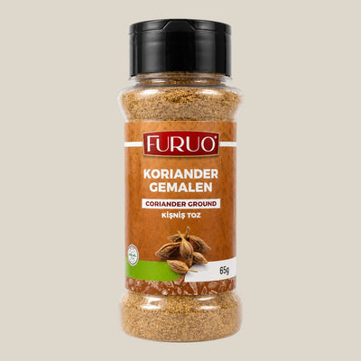 TuanaShop BV Furuo gemalen koriander in een transparante kruidenpot van 65 gram met een zwarte schroefdop.
