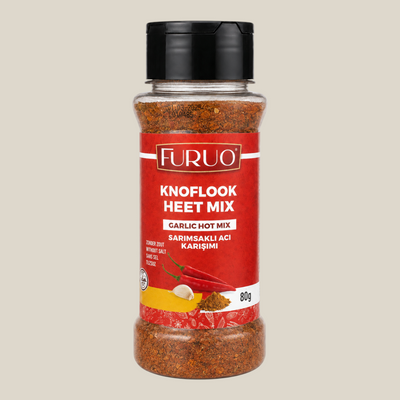 Furuo Knoflook Heet Mix kruiden in een doorzichtige strooibus van TuanaShop BV met rode verpakking en chilipepers