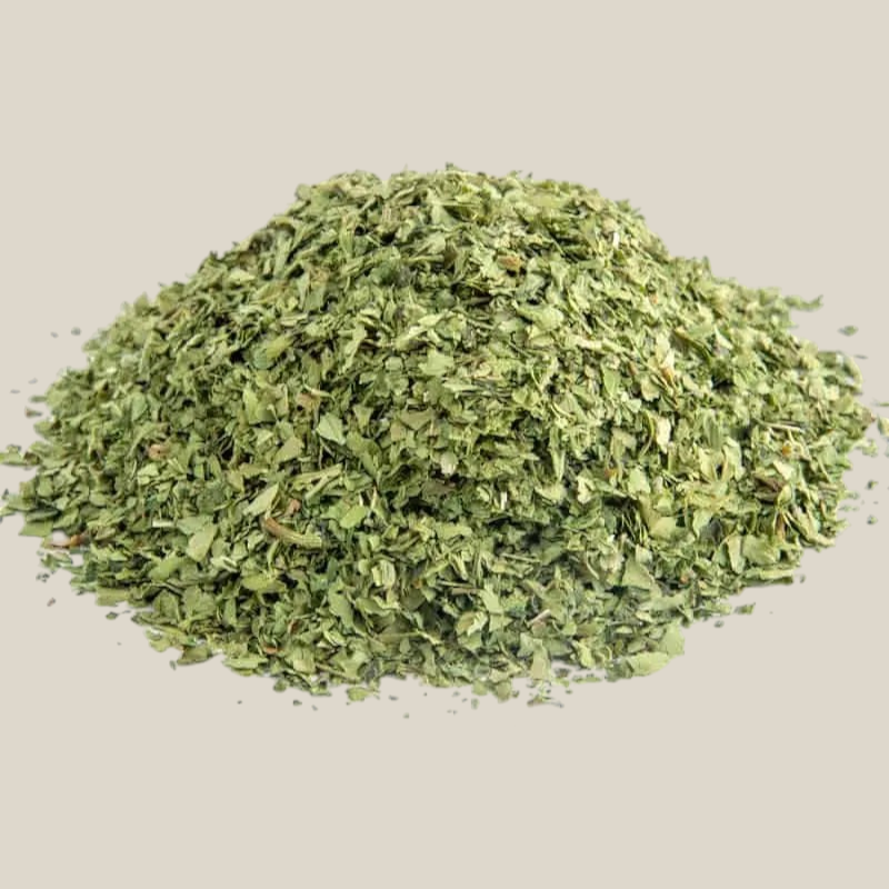 TuanaShop BV gedroogd en gesneden lavasblad of maggikruid met een aromatische groene kleur voor soepen en sauzen
