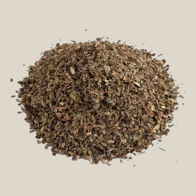 TuanaShop BV gedroogde en gesneden basilicum met een aromatische groene kleur voor diverse gerechten.