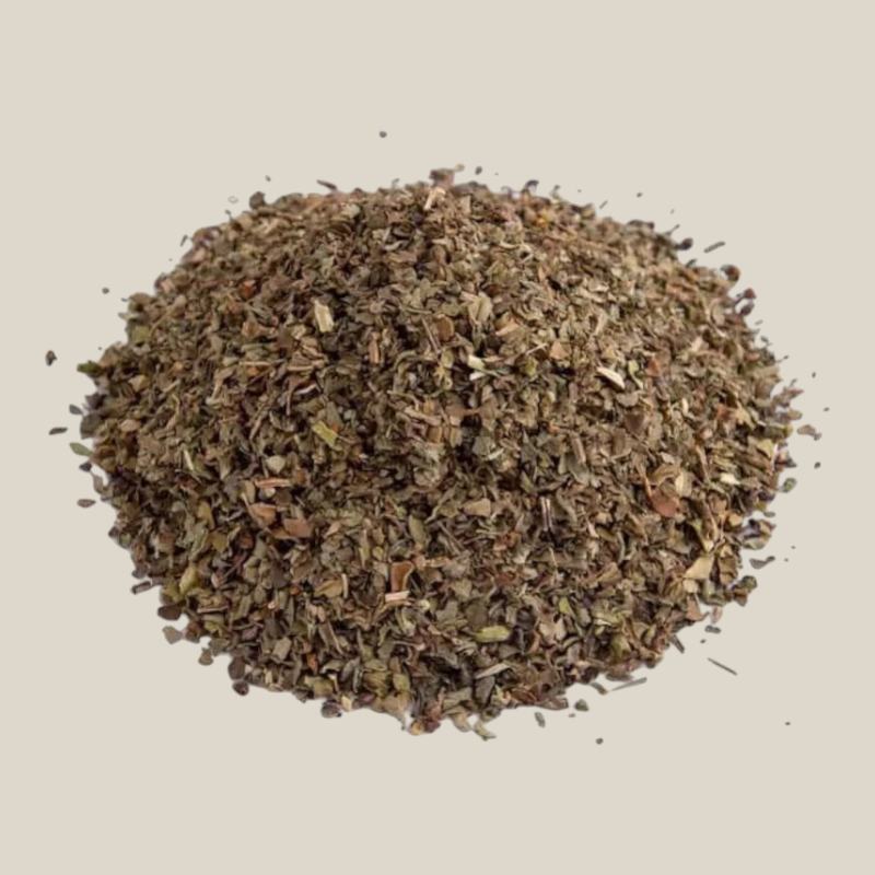 TuanaShop BV gedroogde en gesneden basilicum met een aromatische groene kleur voor diverse gerechten.