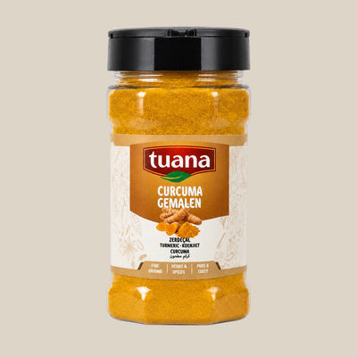 TuanaShop BV gemalen kurkuma in een doorzichtige kruidenpot met zwart deksel, rijk aan goudgele kleur.
