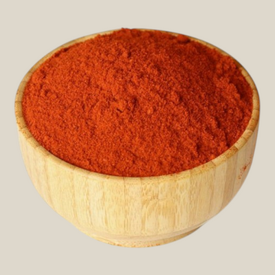 TuanaShop BV gerookt heet paprikapoeder in een houten kom, fijn rood Spaans kruid met een intense rooksmaak.