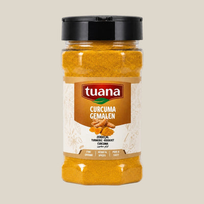 TuanaShop BV kurkuma gemalen in een doorzichtige kruidenpot met zwart deksel, rijk geel gekleurd poeder.