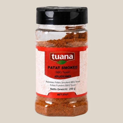 TuanaShop BV Patat Smoked BBQ Texas kruidenmix in een doorzichtige strooibus met zwarte dop
