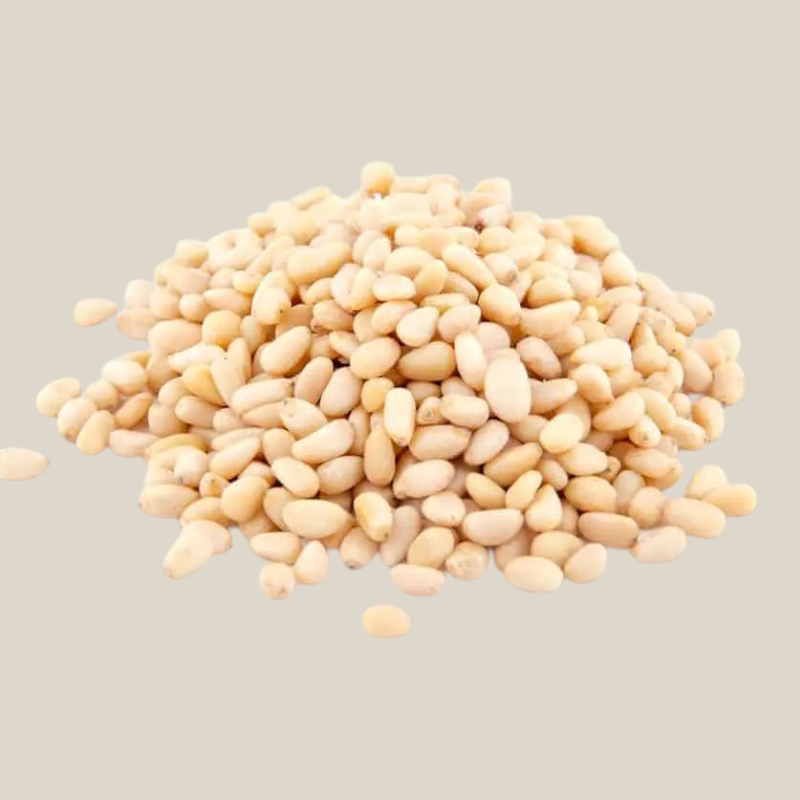 Een hoopje verse, beige TuanaShop BV pijnboompitten met een zachte, nootachtige textuur voor in salades of pesto.