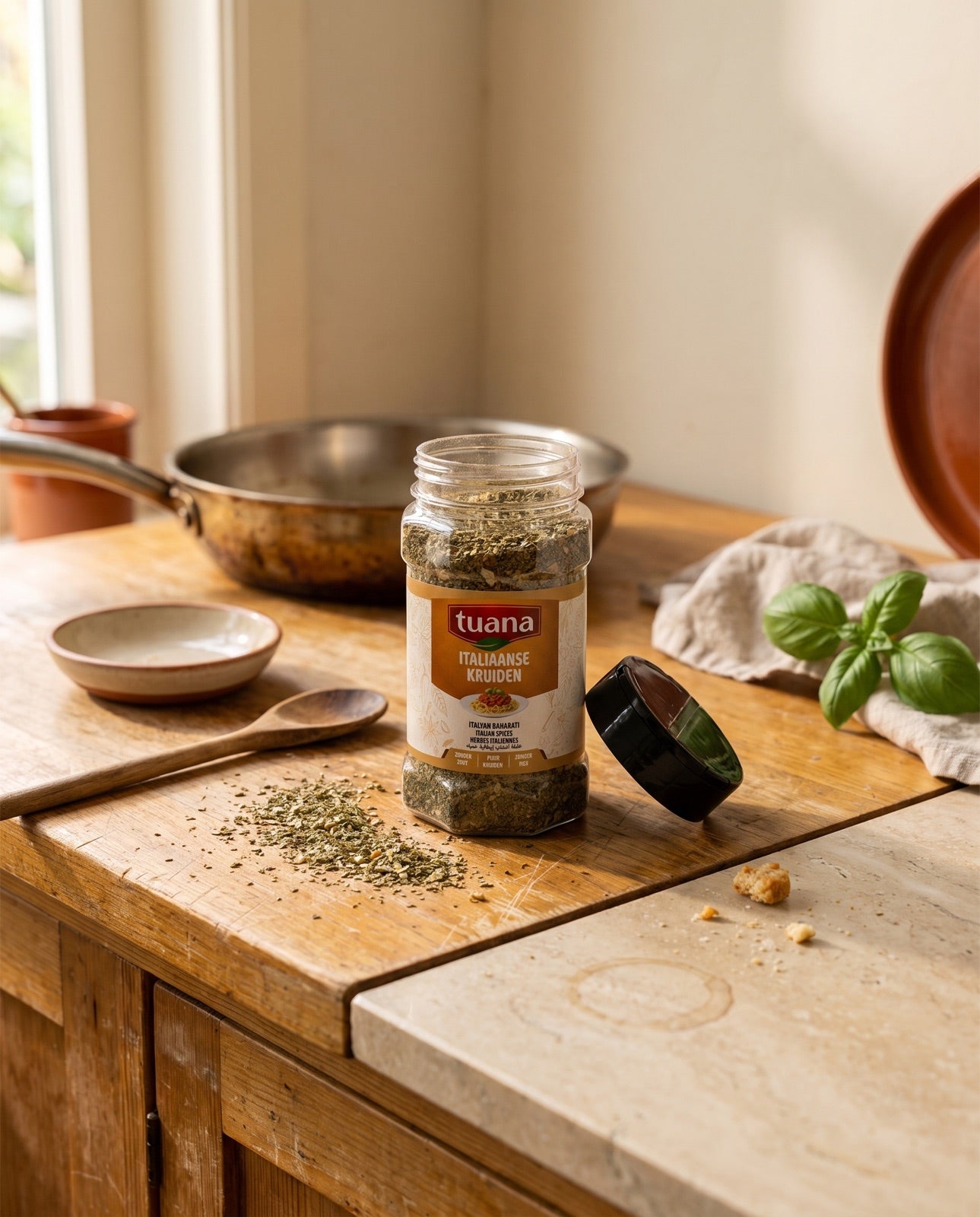 Tuana Italiaanse Kruiden op een houten aanrecht in een geleefde keuken