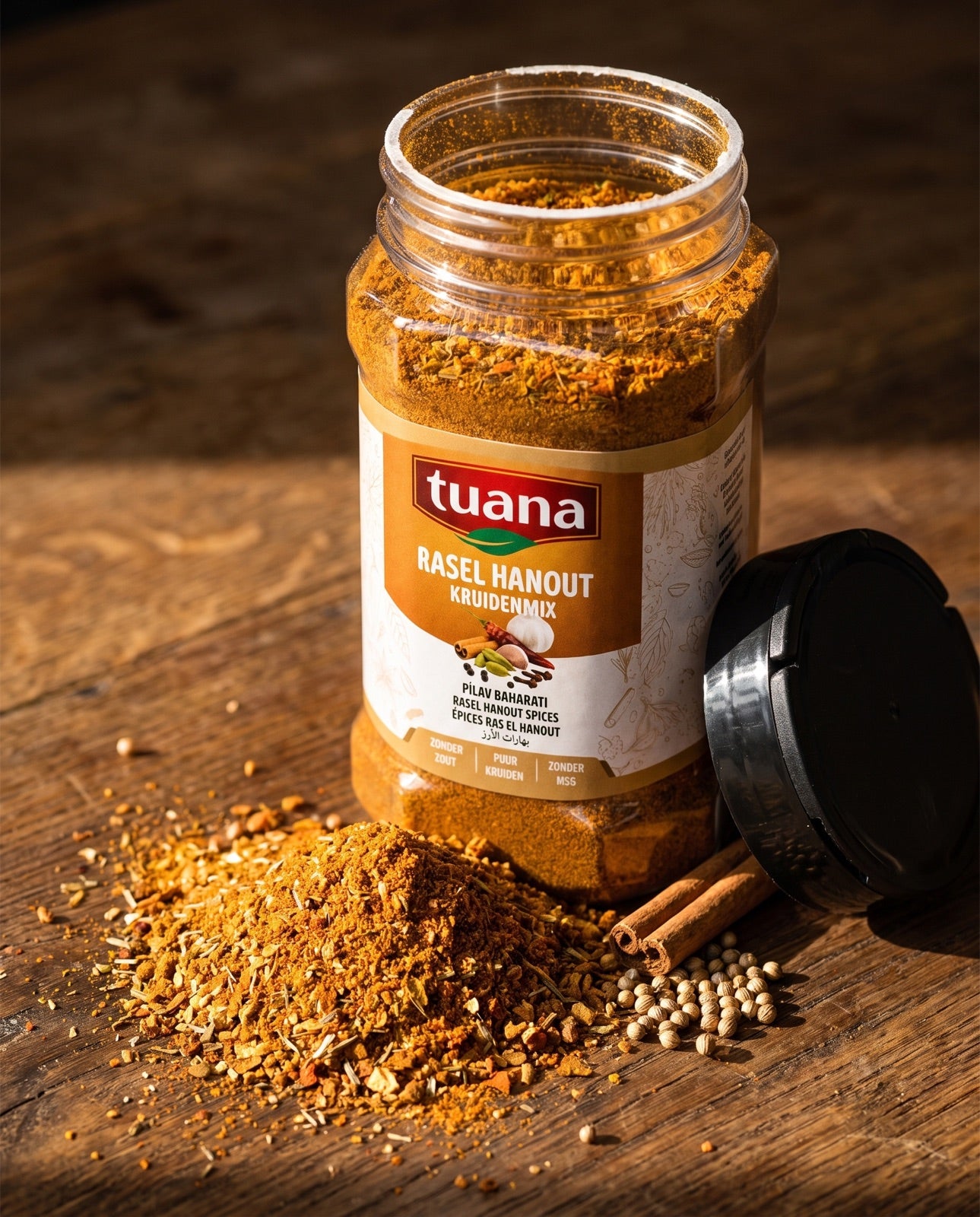 Open pot Tuana Ras el Hanout kruidenmix van dichtbij, zichtbare kleur en textuur van de kruiden